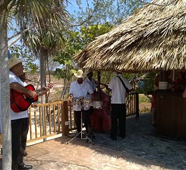 Bar an einem Strand von Kuba